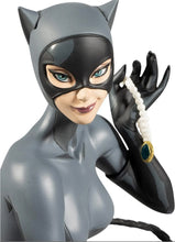 Load image into Gallery viewer, DC DIRECT CATWOMAN STANLEY “ARTGEM” LAU STATUE 0271 of 3504
