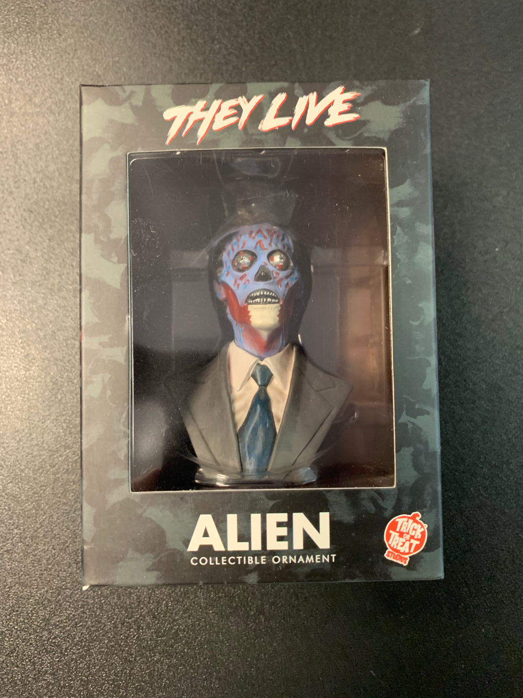 HOLIDAY HORRORS - THEY LIVE ALIEN ORNAMENT