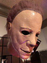 Load image into Gallery viewer, HALLOWEEN II - DELUXE MICHAEL MYERS MASK VERSION 2

