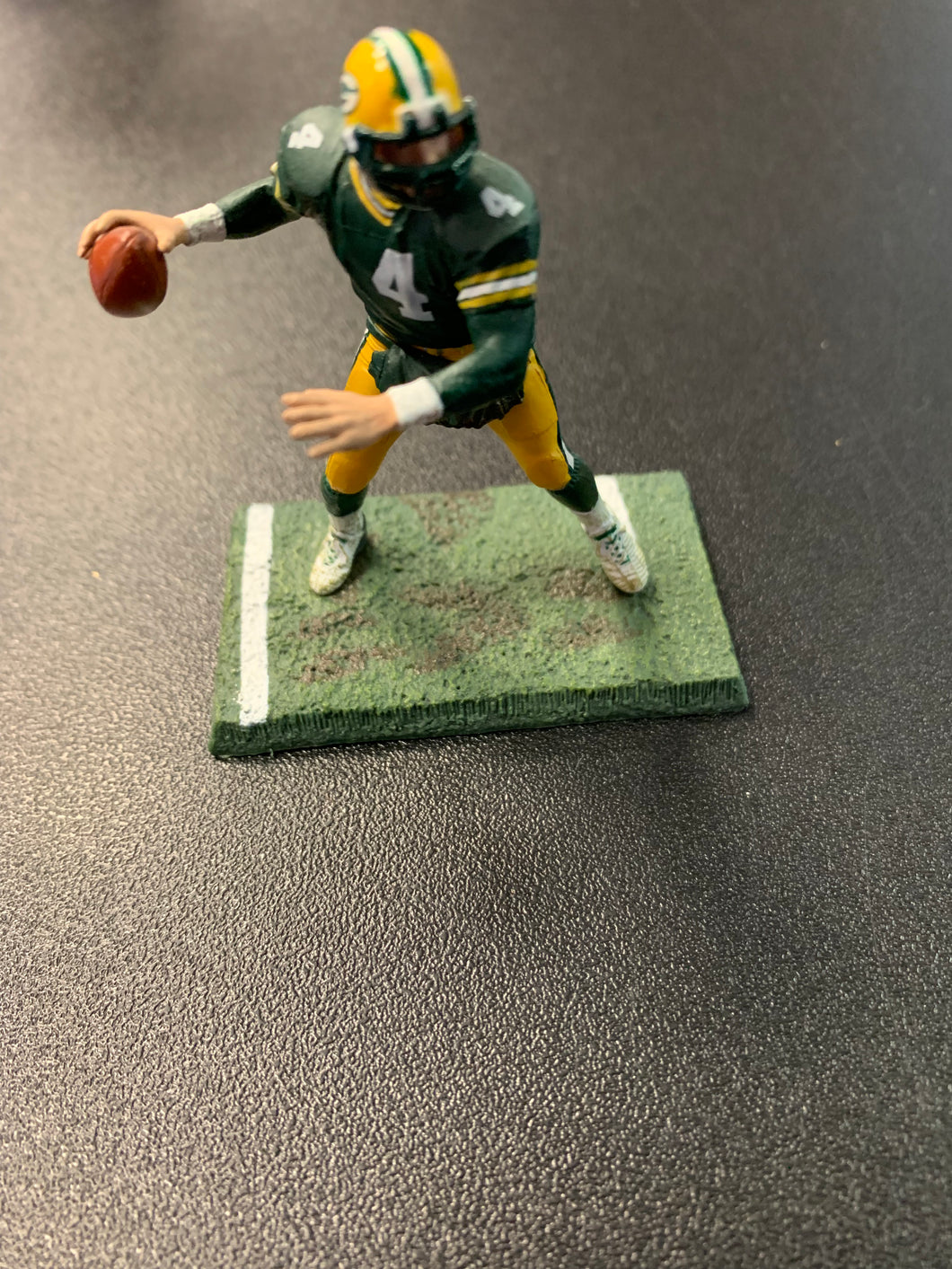 MCFARLANE NFL GREEN BAY PACKERS LOOSE FAVRE 4 MINI FIGURE WITH BASE GREEN JERSEY